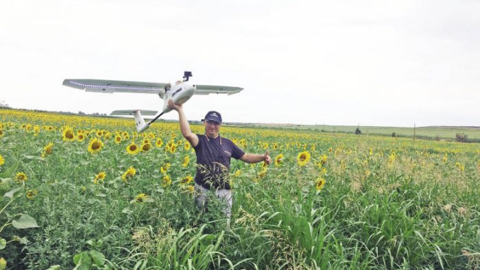 Fizicianul care încearcă să îi convingă pe români să facă agricultură cu drona