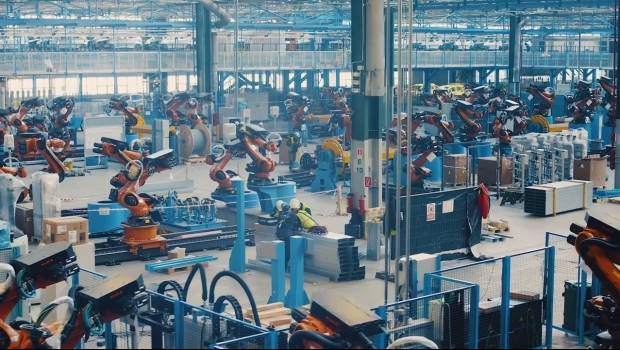 Ford aduce 190 de roboţi la Craiova pentru a demara in forţă producţia unui nou model (Video)