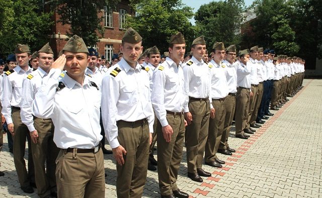 MAI recrutează 57 de absolvenți ai Academiei Militare