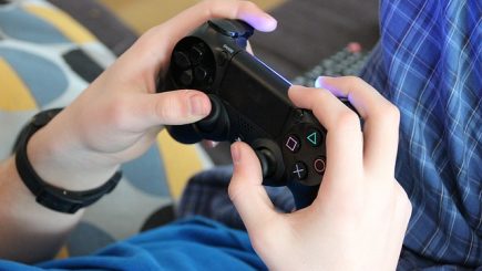 Studiu: Jocurile video, principalul motiv pentru care bărbaţii tineri muncesc mult mai puţin