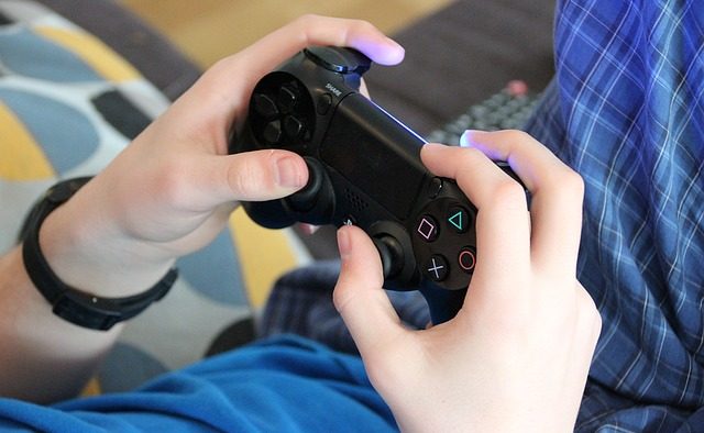 Studiu: Jocurile video, principalul motiv pentru care bărbaţii tineri muncesc mult mai puţin