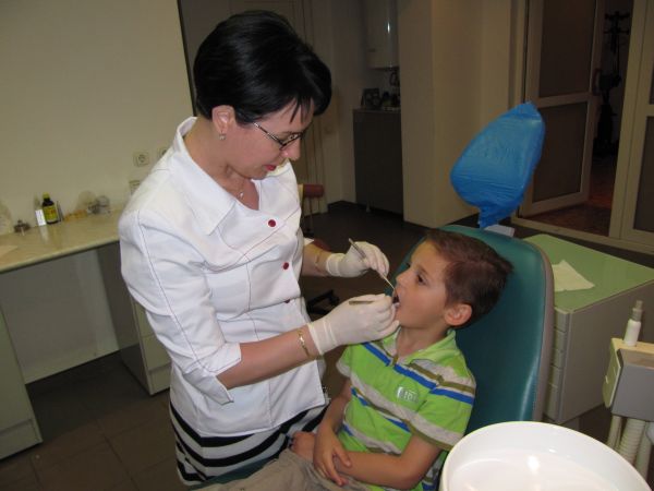 Povestea medicului stomatolog care redă zâmbetul copiilor din orfelinate