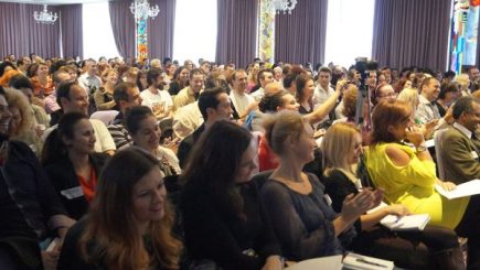 Autorul bestsellerului The Milionaire Mindset a împărtăşit reţeta succesului său în fața a peste 500 de români