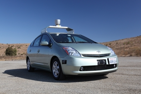 Un vehicul al Google care se conduce singur, înmatriculat în SUA