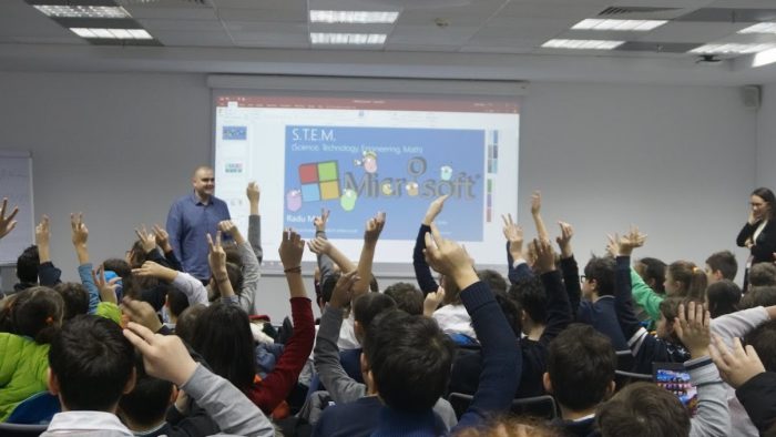 Ora de programare: 4.000 de tineri români au dat viață personajelor din jocul Minecraft
