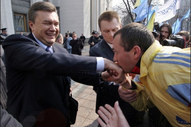 CRIZA DIN UCRAINA: Cine îl controlează pe Ianukovici