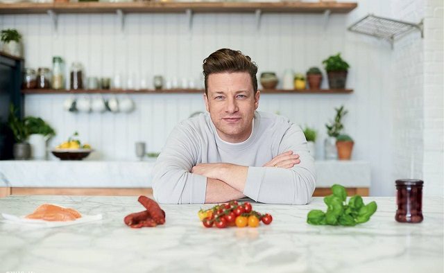 Jamie Oliver mai vinde două restaurante în încercarea de a scăpa de datorii