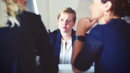 Ce întrebări să pui la finalul interviului de angajare