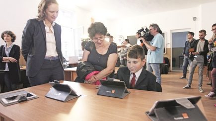 Digitalizarea școlilor de la sate, soluție pentru performanță