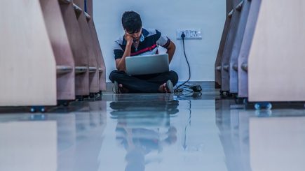 Studenţii pot face practică în antreprenoriat și digital marketing în hub-uri deschise în 6 oraşe din România