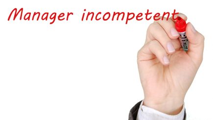 Managerul incompetent. Cum reacţionează angajaţii când „miros” incompetenţa
