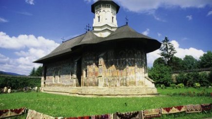 În ce mod a fost surprinsă frumusețea sacră a României, de către Le Monde