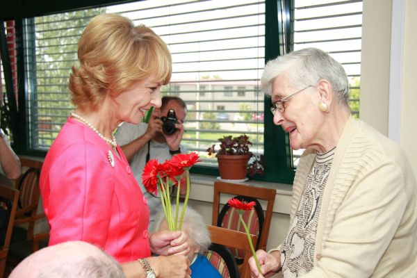 De Ziua Internaţională a Persoanelor Vârstnice au fost împărţite 1.000 de flori seniorilor