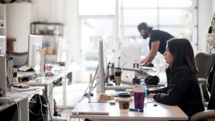 Oamenii merg la birou să muncească, forfota din jur e o problemă, dar managerii ignoră asta – Analiză Oxford Economics