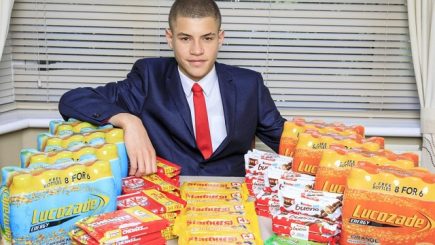 La 15 ani vinde dulciuri în școli și câștigă 230 lire sterline pe zi