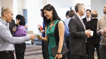 Networking-ul nu e doar o denumire pompoasă pentru crearea unor relaţii noi. În fapt, te poate ajuta să avansezi în carieră