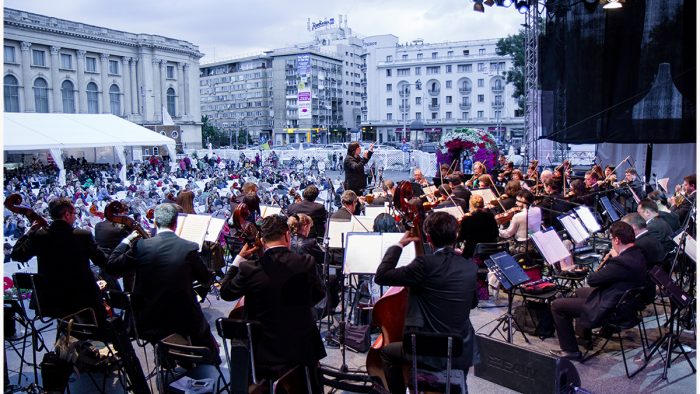 Concertele din Piața George Enescu încep cu o seară de operă