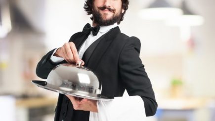 La ce duce criza de personal: Un director de hotel din Bucureşti serveşte la mese pentru că îi lipsesc doi ospătari