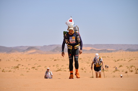Românul care aleargă 250km în deșert pentru copiii bolnavi de inimă