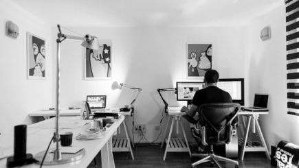 Te crezi un martir al muncii? Stai peste program în speranţa că vei fi apreciat? Studiul care demontează acest mit