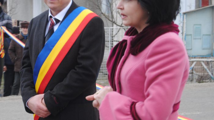Cum își (re)populează un primar din România comuna