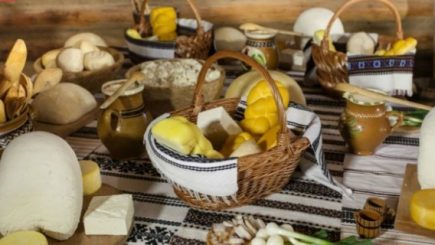 Târg cu meșteri și produse tradiționale în curtea Muzeului Național al Țăranului Român