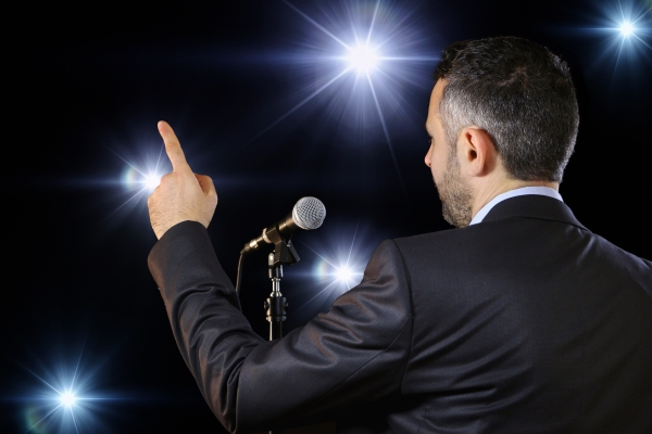9 trucuri pentru a crea o primă impresie pozitivă în Public Speaking