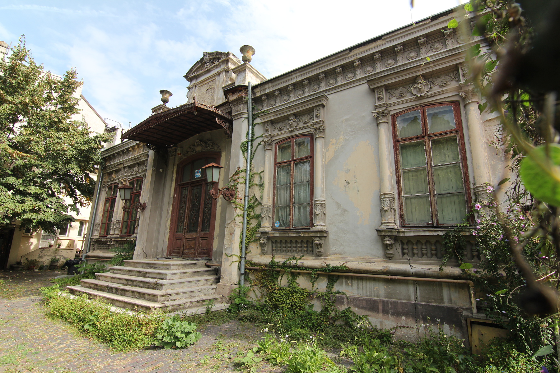 Celebra Casa cu Geamuri Bombate din Bucuresti devine muzeu