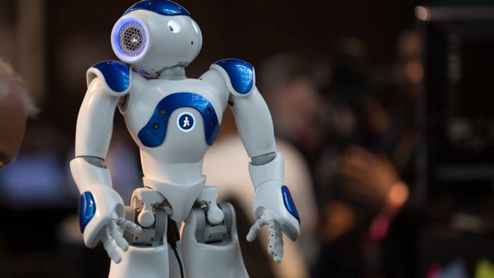 Primul robot umanoid realizat de studenți români va fi prezentat la Infomatrix