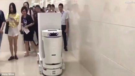 Spitalul în care lucrează mai mulţi roboţi. Fiecare face munca a patru oameni