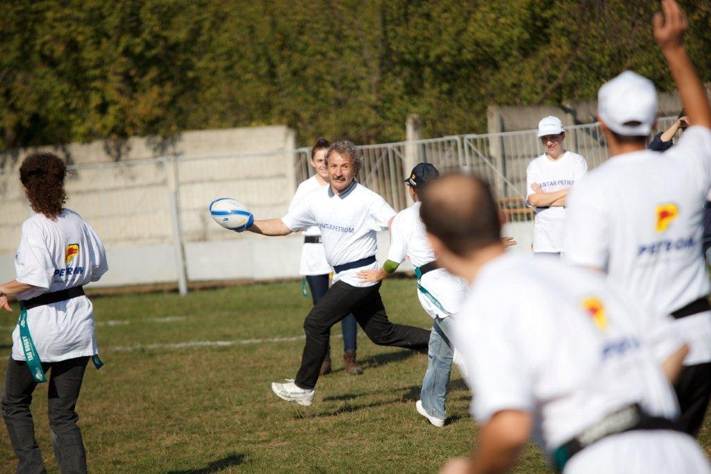 Voluntarii Petrom au reamenajat stadionul de rugby din Băicoi