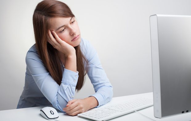 Nefericire și obiceiuri nesănătoase? Cum le afectează orele suplimentare pe femei