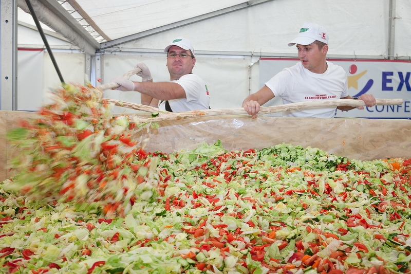 România a doborât recordul: cea mai mare salată din lume are 19.05 tone