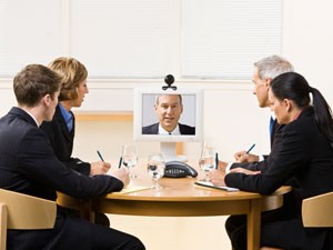 Cum să lucrezi fără probleme cu un şef „virtual”