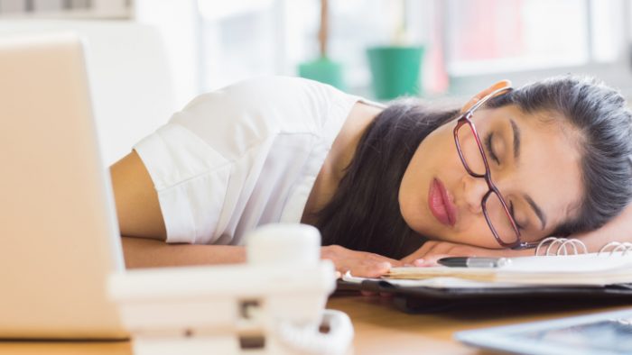 3 moduri în care poţi face siesta la birou