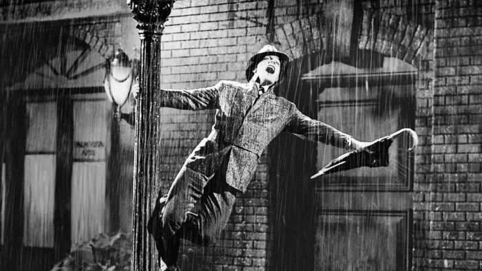 “SINGIN' IN THE RAIN”. Nici vorbă de umbrelă