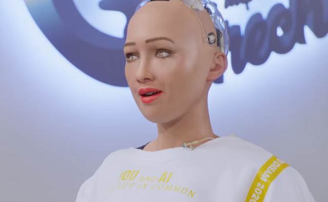 Începe competiția. Robotul Sophia, implicat într-o campanie de promovare a unui retailer din România