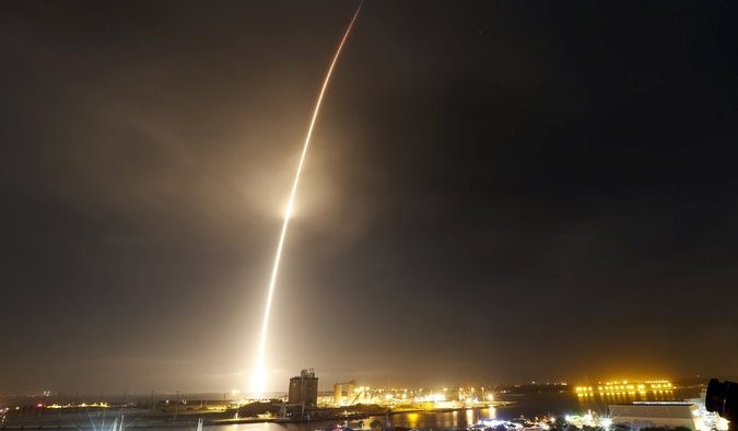 SpaceX readuce, în premieră, prima treaptă a rachetei pe Pământ
