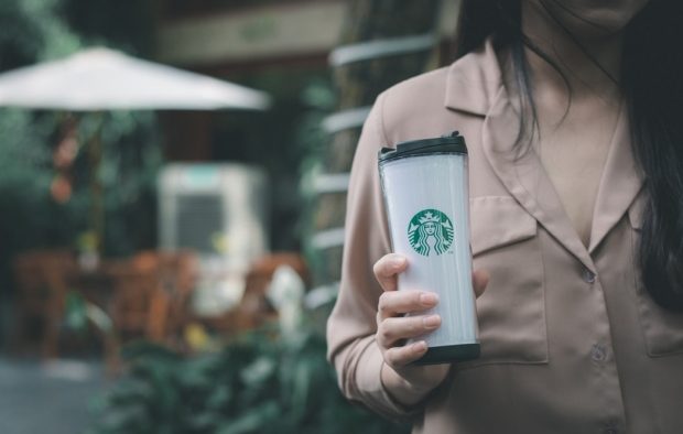 Starbucks închide cafenelele și își duce angajații la cursuri