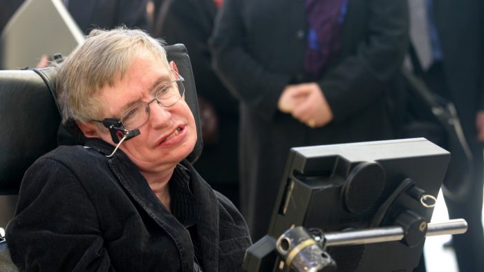 Stephen Hawking: Omenirea trebuie să stăpânească inteligenţa artificială