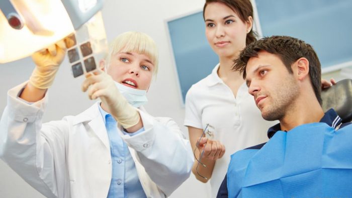 A avea profesia de stomatolog în România. Care sunt așteptările românului de la medicul dentist?