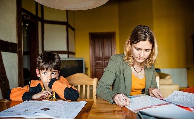 Studiu: Părinţii nu sunt de acord cu temele inutile şi învățarea pe de rost