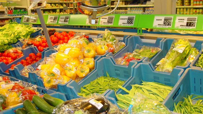 Franța obligă supermarketurile să doneze mâncarea nevândută