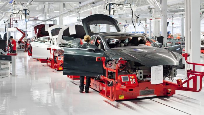 Angajaţii Tesla muncesc până la epuizare - Dezvăluri din fabrica patronată de Elon Musk