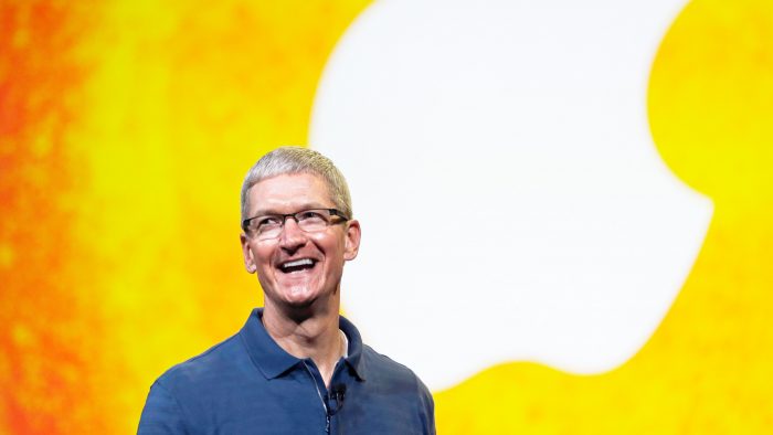 Cu cât a fost plătit CEO-ul Apple în 2015