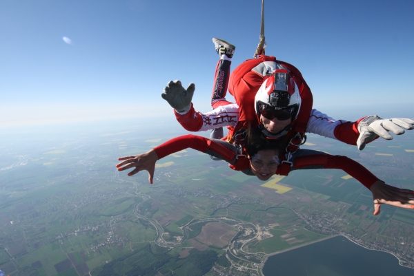 A început festivalul de paraşutism: 4 zile pline de spectacol, adrenalină şi cer fără limite!