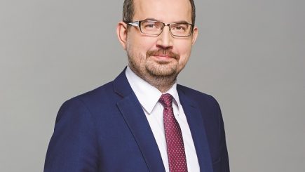 Românii sunt datornici, deoarece nu primesc de mici educație financiară