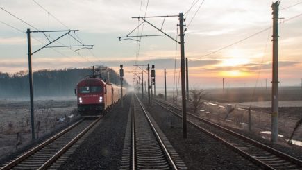 Salariile scad la Autoritatea Feroviară Română. Sindicatele vor să iasă în stradă