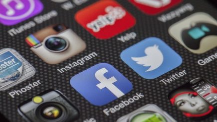 Ce fac românii pe Net: Facebook şi WhatsApp la greu, servicii bancare şi documentare mai puţin