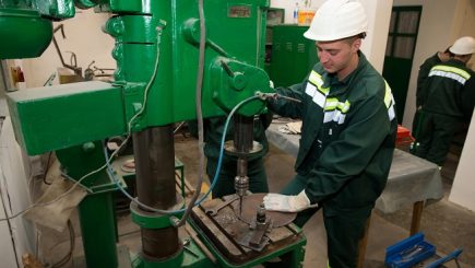 Criza de forță de muncă determină companiile să-și creeze propriile școli de ucenici